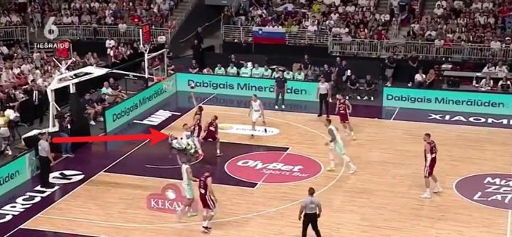 但很快回到, img, 与主裁判说